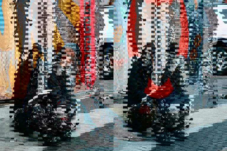 El arte urbano transforma fachadas olvidadas en lienzos de gran tamaño